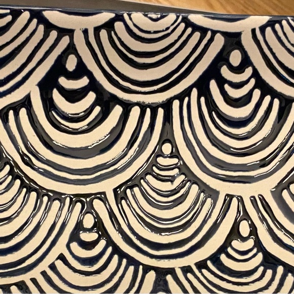 Short Stories Ceramic Tray in black & white - Picture 2 of 5